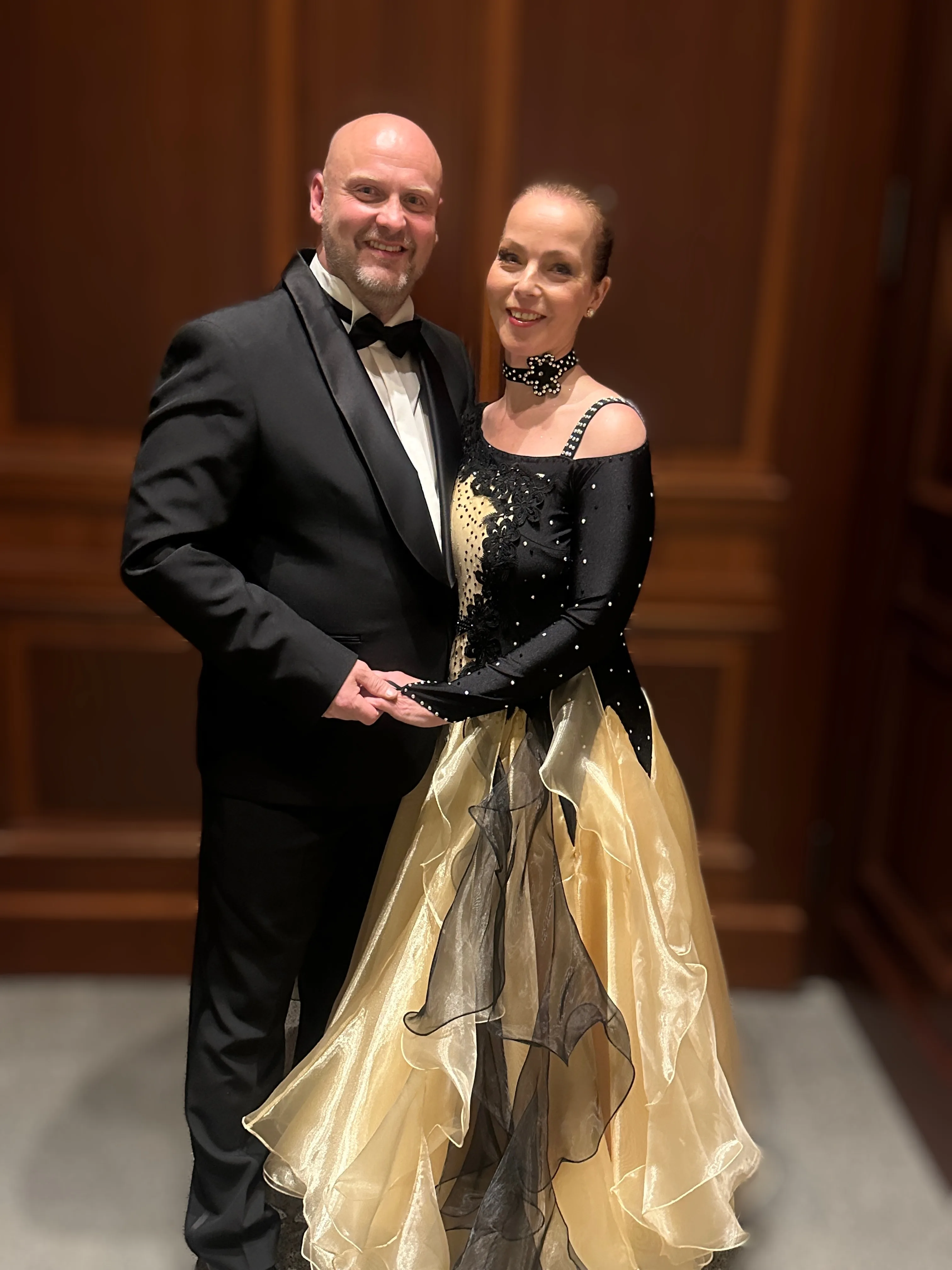 Sascha Oertel mit Verlobter Gabi — heute im Smoking